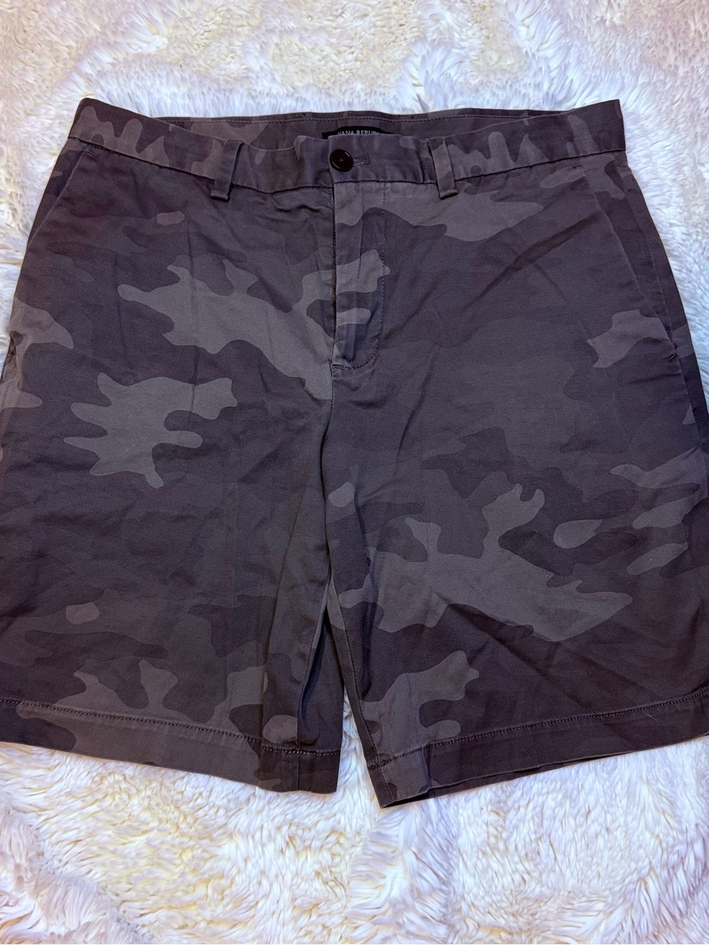 Banana Republic Men's 34” waist Camo Flat Front Shorts 8” inseam no liner
